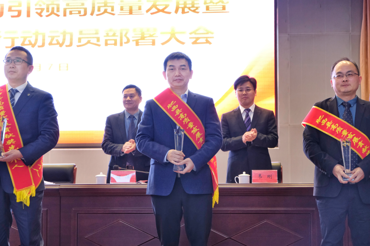 舒玉恒董事長榮獲肥西縣高質(zhì)量發(fā)展貢獻(xiàn)獎(jiǎng)先進(jìn)個(gè)人