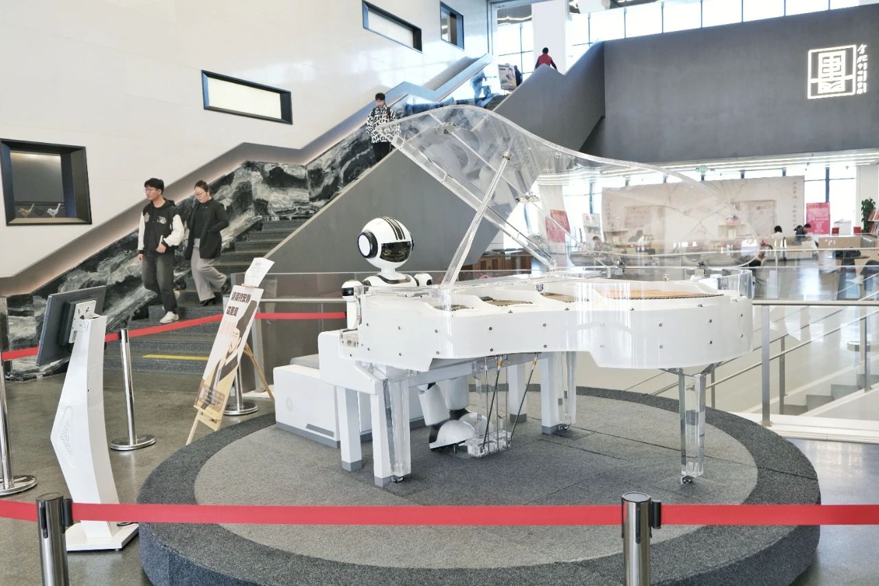 磐石科技文旅機(jī)器人組團(tuán)亮相合肥市中心圖書館